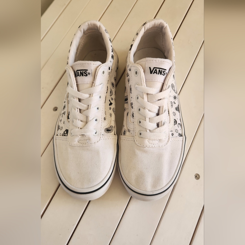 Vans Kids White and Black Patterned Sneakers. Size: 3Y